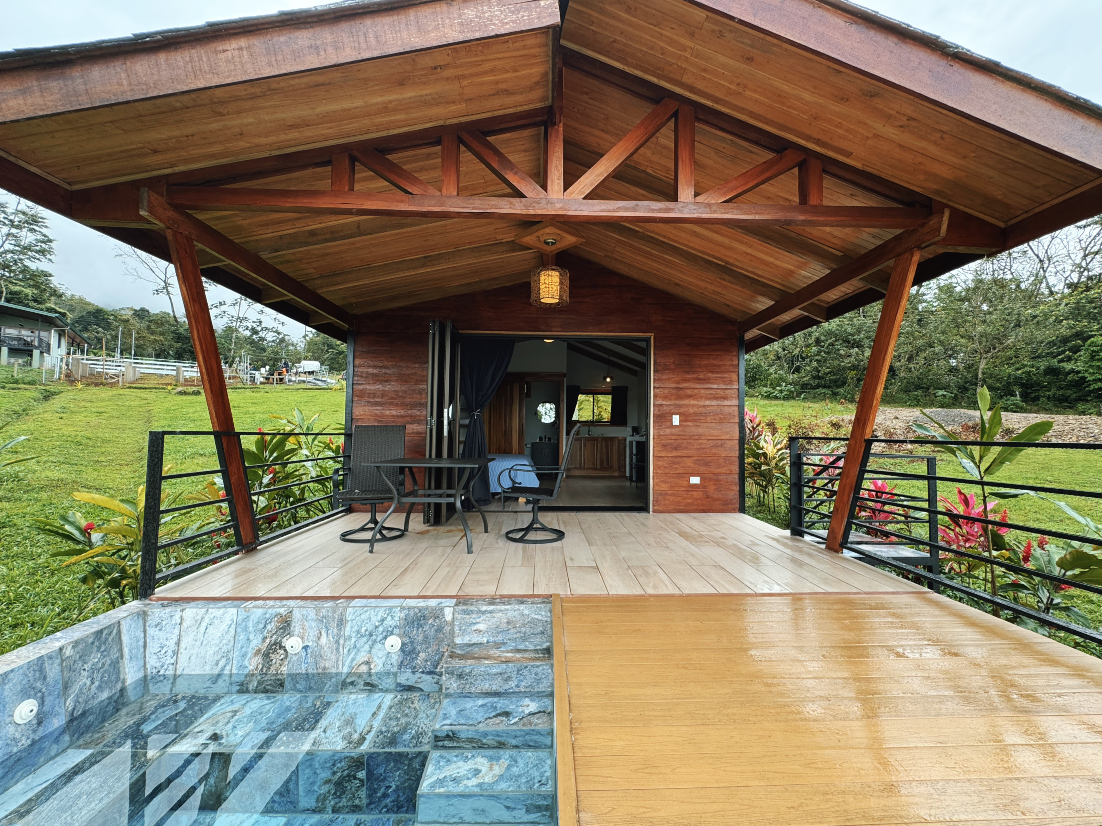 Piscina privada en la terraza de Eco Village